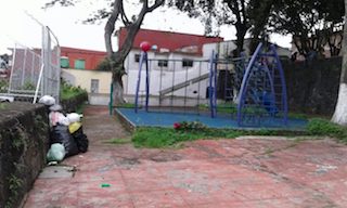 Parque con juegos infantiles nuevos se mantiene cerrado y lo utilizan como basurero