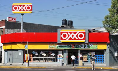 Oxxo ya rebasó a Soriana y va por Wal-Mart