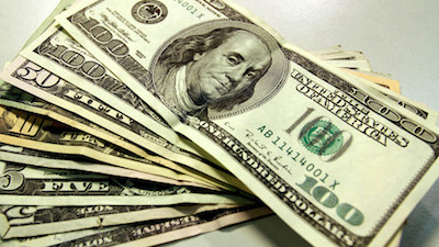 Venden dólar hasta en 19.52 pesos en bancos