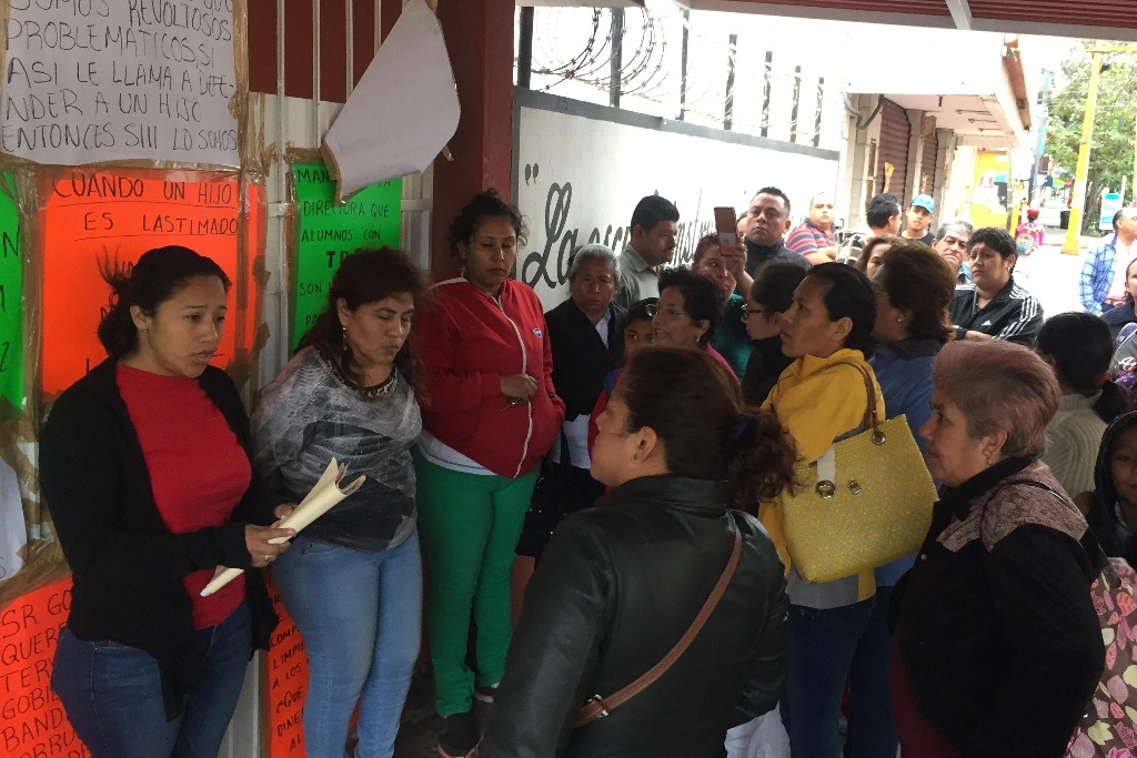 Padres de familia toman escuela primaria en el centro de Veracruz
