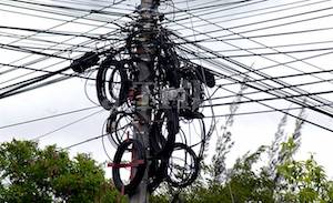 Cables colgantes “adornan” calles y avenidas del centro de la ciudad de Veracruz