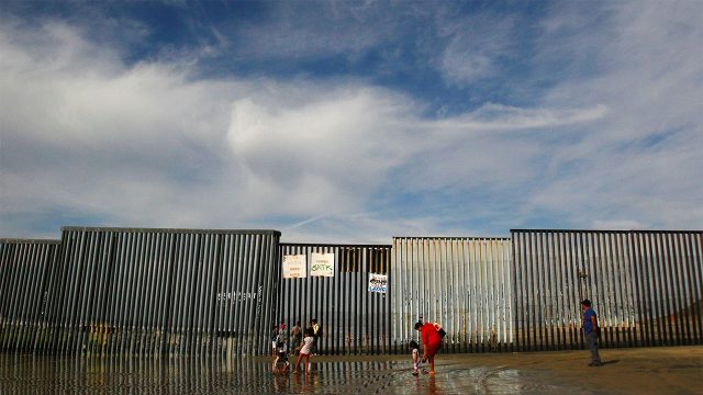 Trump quitaría dinero a escuelas militares para construir muro en la frontera