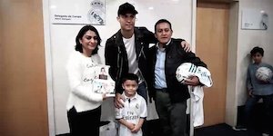 Cristiano Ronaldo recibe a padres de niño víctima del sismo