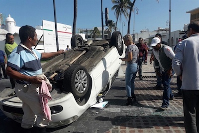 Aparatosa volcadura en el centro de Veracruz (+Fotos y Video)