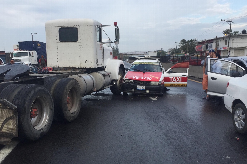 Choque de 5 vehículos y un motociclista ocasiona cierre vial en la Veracruz-Cardel