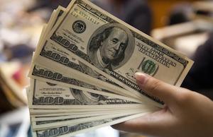 Dólar promedia en 17.90 pesos a la venta en el aeropuerto capitalino
