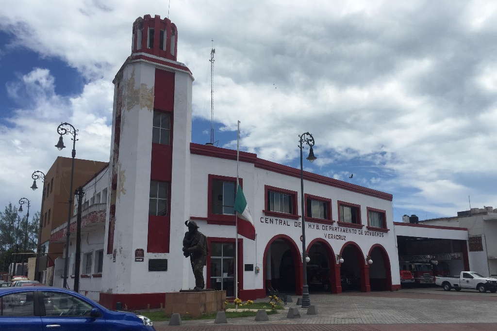 Suenan las sirenas en cuartel de Bomberos Veracruz para recordar a las víctimas del 19 de Septiembre