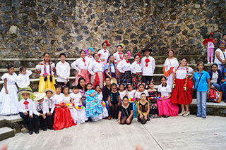 Ofrecen grupos de danza folclórica espectáculo en Arroyo Blanco