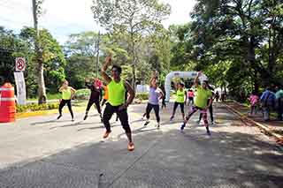 Disfrutaron familias de domingo de zumba y deporte en la Vía Recreativa XL