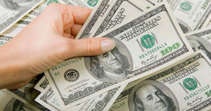 Venden dólar en 18.20 pesos en el aeropuerto capitalino