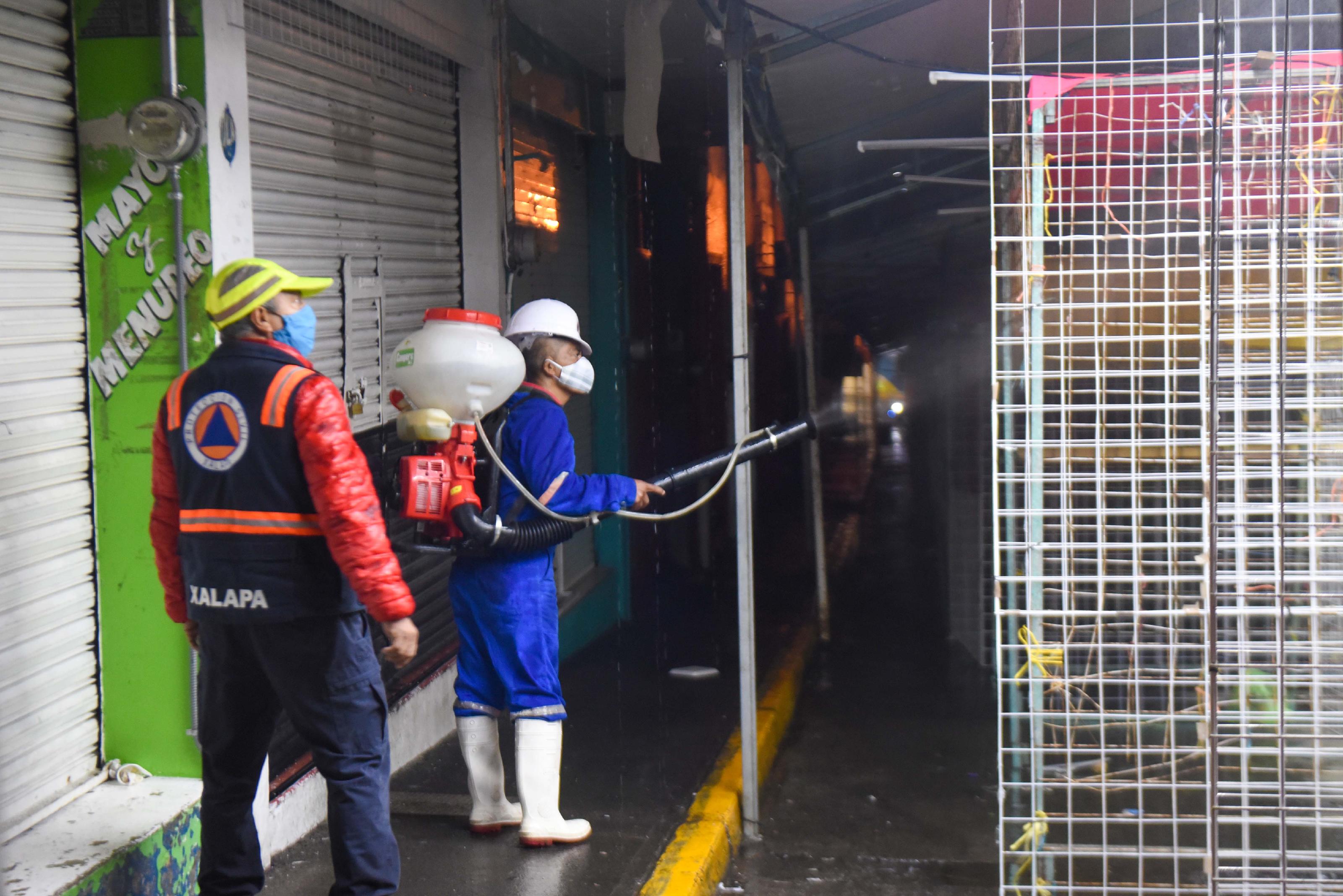 Desinfectan la principal zona comercial del Centro