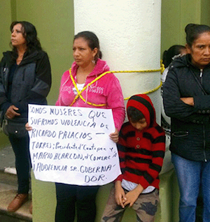 Se atan dos comerciantes a muros del palacio, en Xalapa