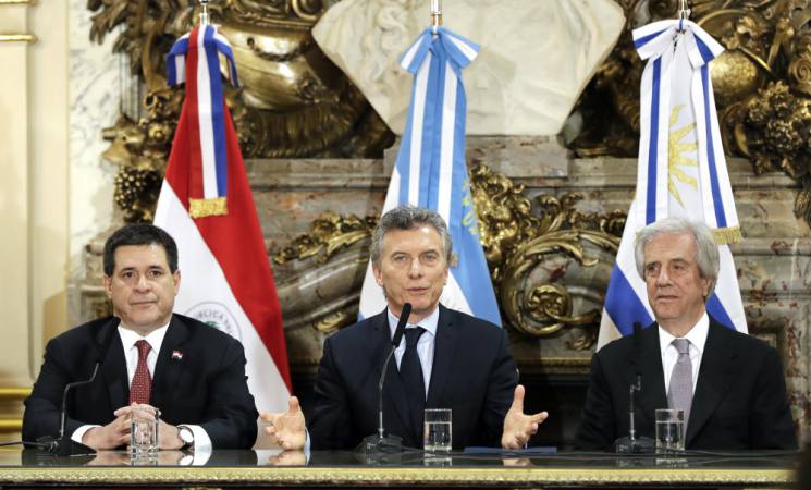 Argentina, Paraguay y Uruguay se postulan para Mundial 2030