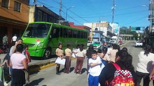 Bloquean vialidad padres de familia de 3 escuelas en Xalapa
