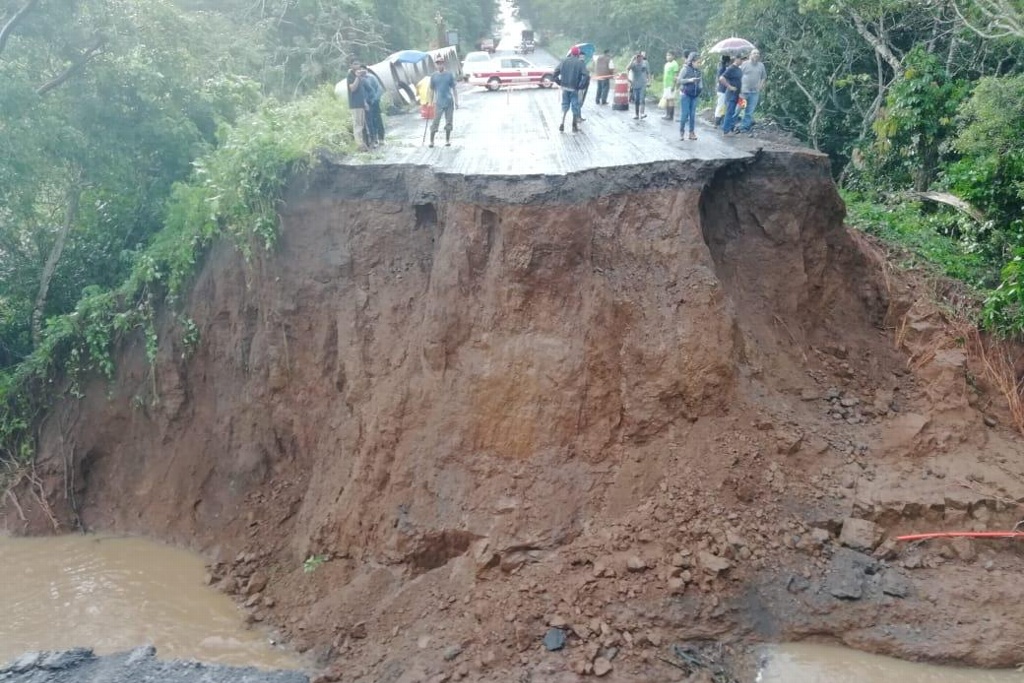 Deslaves por lluvias cortan circulación en Carretera 180, en Catemaco, Veracruz (+Fotos)