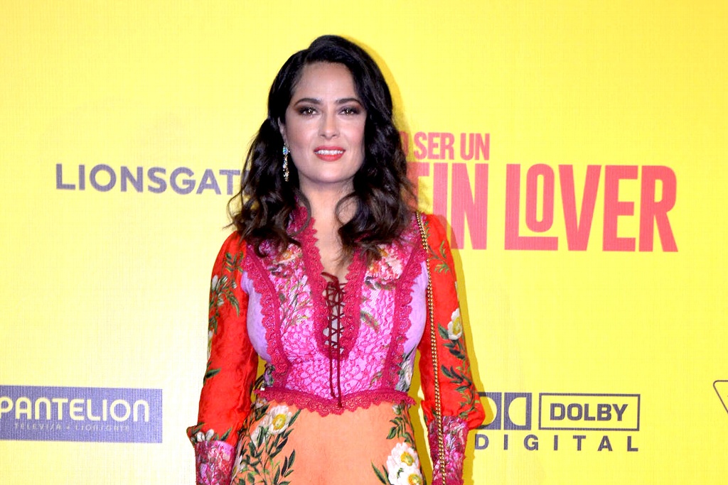Salma Hayek muestra con
