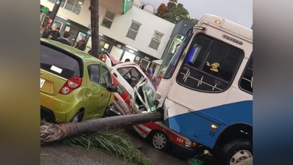 Autobús sin Control Choca Contra Taxi en Orizaba, Veracruz