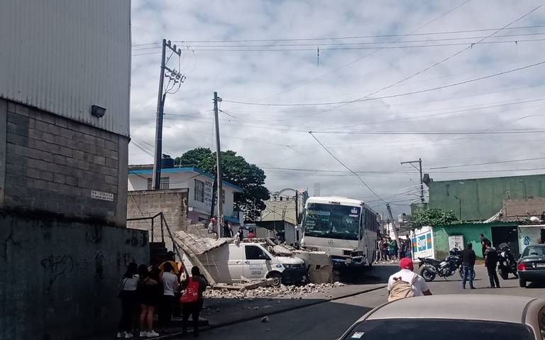 Autobús de pasajeros pierde el control y se estrella contra una pared en Xalapa