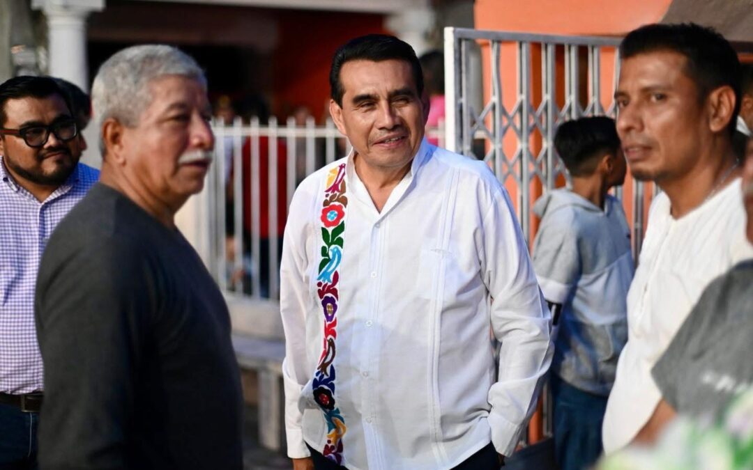 Esteban Bautista asiste a la colocación del arco floral en honor a San Miguel Arcángel en Almolonga, Naolinco