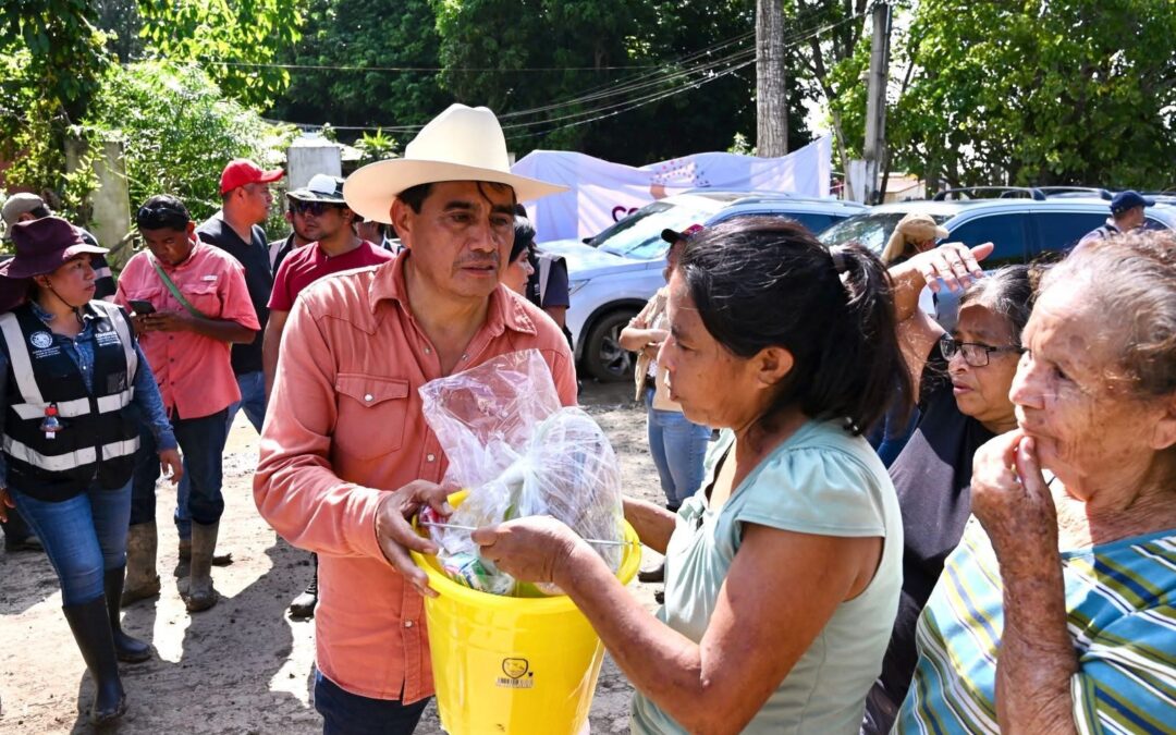 Esteban Bautista entrega apoyos masivos a familias afectadas por lluvias en Álamo Temapache