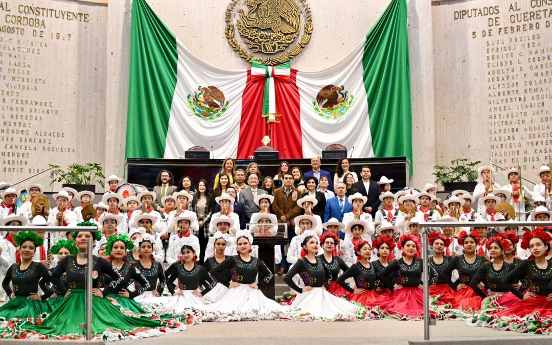 En el Congreso, reconocen a la Delfines Marching Band