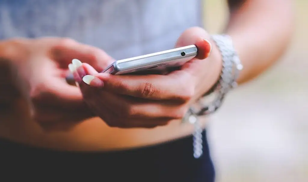 Tener primer celular a los 13 años no se asocia con peor salud mental, pero el uso importa: Estudio