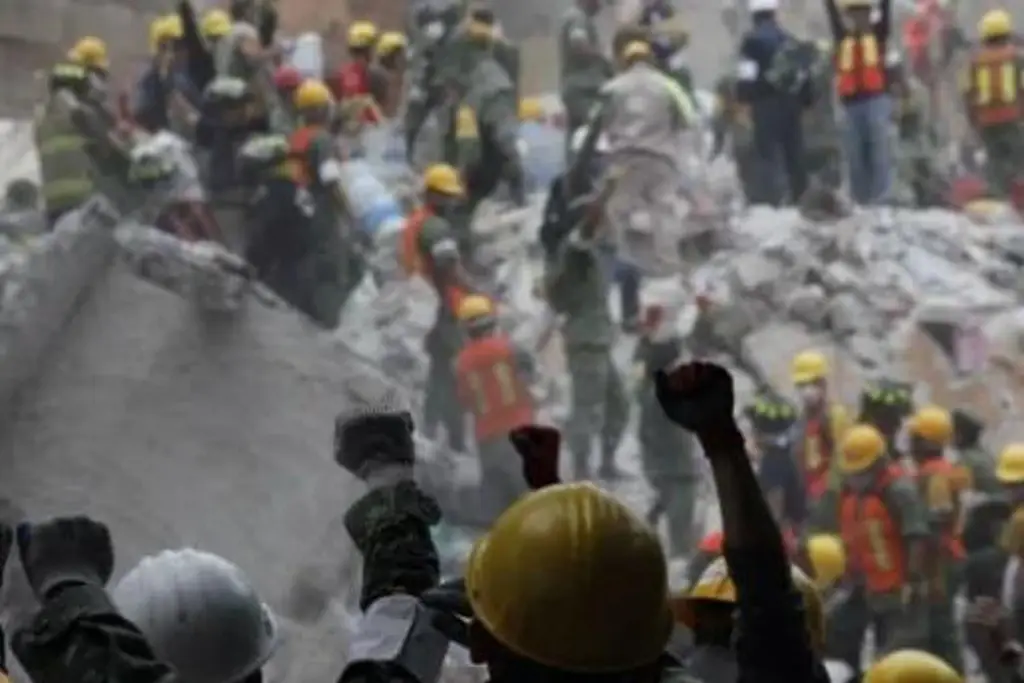 Con ‘mano cadena’ buscan víctimas del terremoto en Colombia. Van 224 muertos