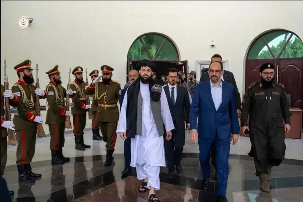 Talibanes se reúnen con mandos de inteligencia de Catar y Turquía