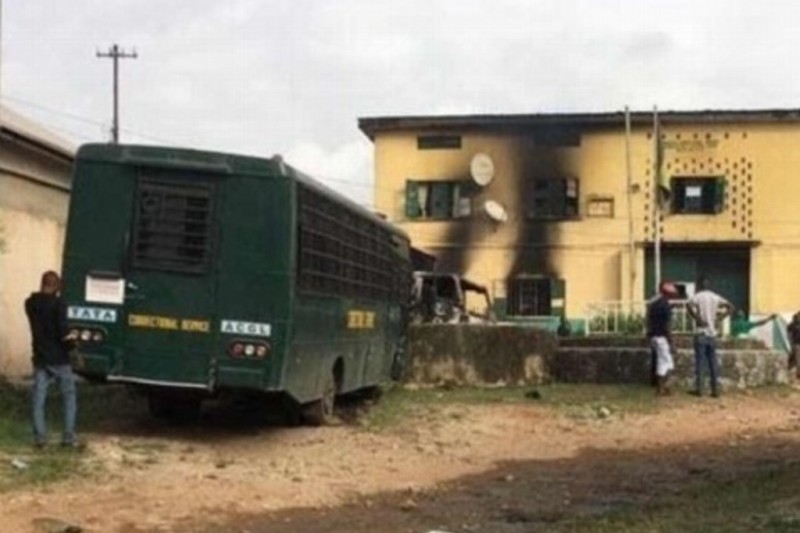 Comando armado ataca prisión y libera a más de mil 800 reos en Nigeria
