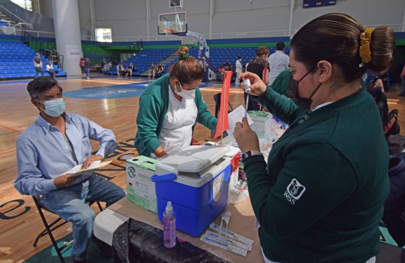 Participa personal del IMSS Veracruz Norte en aplicación de vacuna de refuerzo anti SARS-CoV-2 a población de 40 a 59 años